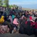 Personel TNI/Polri mengamankan ratusan pengungsi etnis Rohingya yang mendarat di Pantai Desa Blang Raya, Kecamatan Muara Tiga, Kabupaten Pidie, pada Ahad (10/12) dini hari