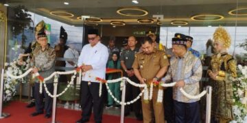 Pj Bupati Aceh Besar Muhammad Iswanto saat meresmikan Rumah Sakit Hermina Aceh di Gampong Ajee, Kecamatan Ingin Jaya, Aceh Besar, Senin (11/12)