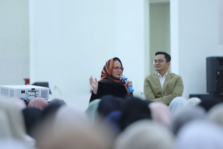 FISIP UIN Ar-Raniry mengadakan acara pemutaran dan diskusi Film Tjoet Nja’ Dhien bersama Christine Hakim di Auditorium Prof Ali Hasjmy, Senin (11/12)