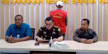 Kejari Banda Aceh melakukan eksekusi terpidana Mirza Bin Ramli, selaku mantan bendahara Aceh World Solidarity Cup (AWSC) atau Aceh Tsunami Cup tahun 2017 ke Rutan Kajhu Kelas II Banda Aceh, Kamis (14/12)