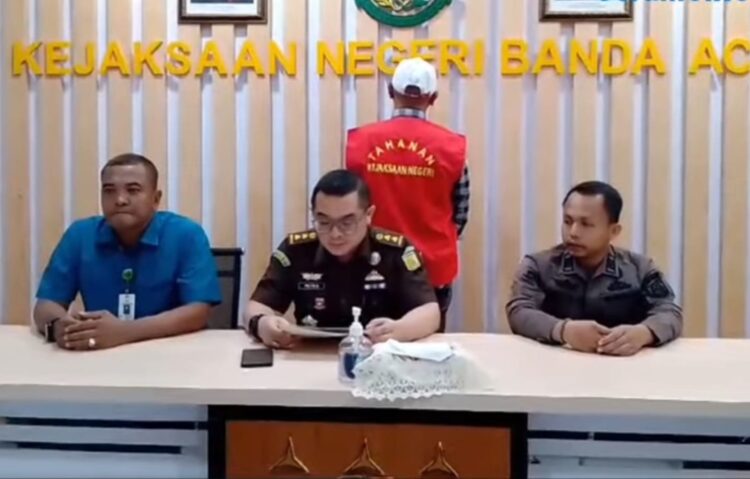 Kejari Banda Aceh melakukan eksekusi terpidana Mirza Bin Ramli, selaku mantan bendahara Aceh World Solidarity Cup (AWSC) atau Aceh Tsunami Cup tahun 2017 ke Rutan Kajhu Kelas II Banda Aceh, Kamis (14/12)