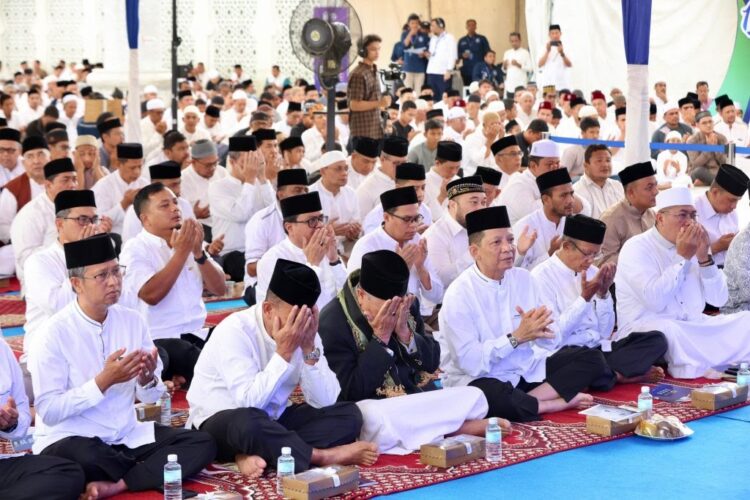 Pj Gubernur Aceh Achmad Marzuki didampingi Sekda Aceh, Bustami, beserta Forkopimda Aceh dan Masyarakat saat mengikuti Zikir dan Doa serta Tausiah pada Peringatan 19 tahun Tsunami Aceh di Masjid Raya Baiturrahman Banda Aceh, Selasa (26/12)