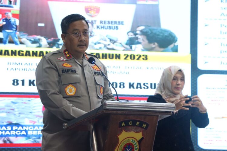 Kapolda Aceh Irjen Pol Achmad Kartiko menyampaikan pemaparannya dalam konferensi pers akhir tahun 2023 bersama wartawan, di Aula Presisi Polda Aceh, Rabu (28/12). (Foto: Dok. Humas Polda Aceh)