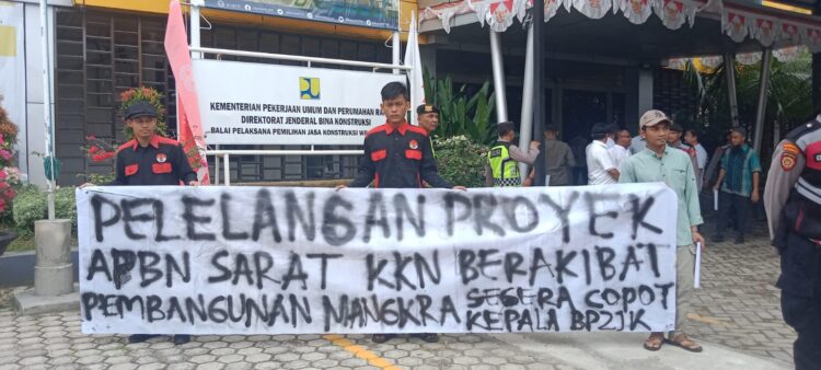 Sejumlah mahasiswa yang tergabung dalam Aliansi Mahasiswa Anti Korupsi (Alamp Aksi) menggelar aksi unjuk rasa ke kantor Balai Pelaksana Pemilihan Jasa Konstruksi (BP2JK) Aceh, di Banda Aceh, Jum'at, 29 Desember 2023