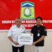 Kaban Kesbangpol Aceh Besar Sofian menyerahkan dana hibah Pilkada 2024 secara simbolis, kepada Plt Sekretaris KIP Aceh Besar Emil Wardana di Kantor Kesbangpol Aceh Besar