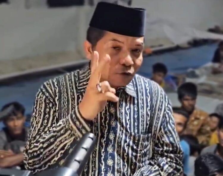 Ketua MPU Aceh Tgk Faisal Ali memberikan pernyataan kepada wartawan saat mengunjungi pengungsi Rohingya di Gedung Balai Meuseuraya Aceh (BMA), Banda Aceh, Sabtu (30/12)
