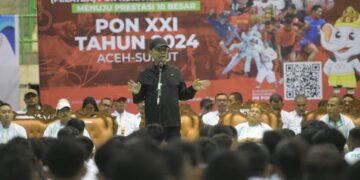 Pj Gubernur Aceh Achmad Marzuki memberi motivasi kepada para pelatih serta atlet pada apel Pelatda PON KONI Aceh tahun 2023, dalam rangka persiapan menuju PON XXI tahun 2024, di GOR KONI Aceh, Selasa (12/12)