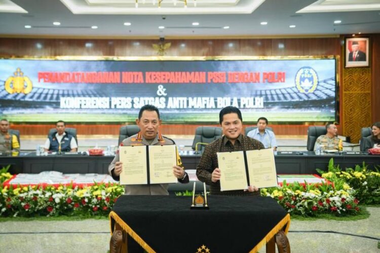 Kapolri Jenderal Pol Listyo Sigit dan Ketua Umum PSSI Erick Thohir menandatangani MoU Polri dan PSSI soal kesepakatan menciptakan iklim sepak bola Indonesia yang baik, di Mabes Polri pada Rabu (13/12)