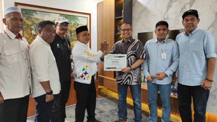 Ketua Umum KONI Aceh Kamaruddin Abu Bakar alias Abu Razak menyerahkan Piagam Penghargaan kepada CEO BSI Regional Aceh Wisnu Sunandar di ke Kantor BSI Regional Aceh, Jum'at 15 Desember 2023