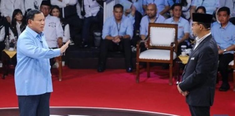 Calon presiden nomor urut 1 Anies Baswedan dan Capres nomor 2 Prabowo Subianto saling serang pada Debat Pertama Capres 2024 di Jakarta, Selasa malam (12/12)
