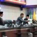 Wakil Ketua Banleg DPRA Ridwan Yunus menyerahkan 19 Raqan Aceh Prolega Prioritas 2024 dalam Rapat Paripurna di gedung utama DPRA pada Selasa (12/12)