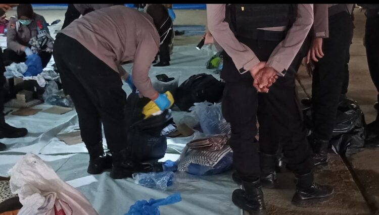 Personel Polresta Banda Aceh menemukan 15 HP saat menggeledah barang bawaan Imigran Rohingya di Balai Meuseuraya Aceh (BMA), Banda Aceh, Rabu (20/12)