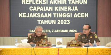Kajati Aceh Joko Purwanto didampingi Wakajati Rudi Irmawan memaparkan capaian dan evaluasi kinerja Kejati Aceh dan jajaran tahun 2023 di aula Kejati setempat, Selasa (2/1)