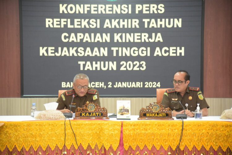 Kajati Aceh Joko Purwanto didampingi Wakajati Rudi Irmawan memaparkan capaian dan evaluasi kinerja Kejati Aceh dan jajaran tahun 2023 di aula Kejati setempat, Selasa (2/1)
