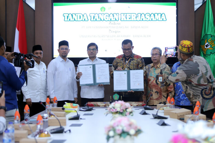 Rektor UIN Ar-Raniry Prof Mujiburrahman dan Direktur Utama BPRS Hikmah Wakilah melakukan penandatanganan MoU antara kedua belah pihak, Senin (15/1/2024)