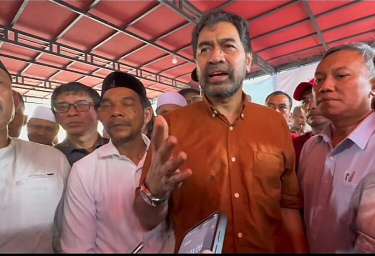 Ketua Umum Partai Aceh (PA)/Komite Peralihan Aceh (KPA) Muzakir Manaf atau Mualem memberikan keterangan pers usai deklarasi dukungan kepada Prabowo-Gibran di Kantor Tim Kampanye Daerah (TKD) Prabowo-Gibran di Banda Aceh, Ahad (21/1)