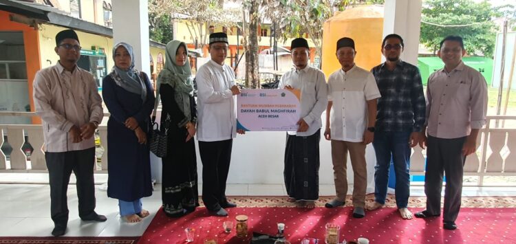 Regional CEO BSI Aceh Wisnu Sunandar menyerahkan bantuan kepada Dayah Babul Maghfirah, Cot Keueng, yang diterima Ustaz Masrul Aidi selaku Pimpinan Dayah