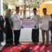 Regional CEO BSI Aceh Wisnu Sunandar menyerahkan bantuan kepada Dayah Babul Maghfirah, Cot Keueng, yang diterima Ustaz Masrul Aidi selaku Pimpinan Dayah