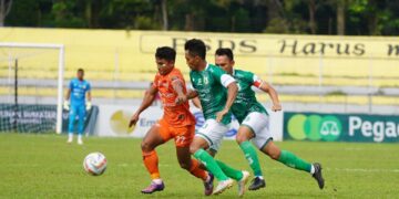 Pemain PSMS Medan dan Persiraja Banda Aceh berebut bola pada babak 12 Besar Liga 2 2023/2024, Sabtu sore (6/1) di Stadion Baharoeddin Siregar Lubuk Pakam, Deli Serdang