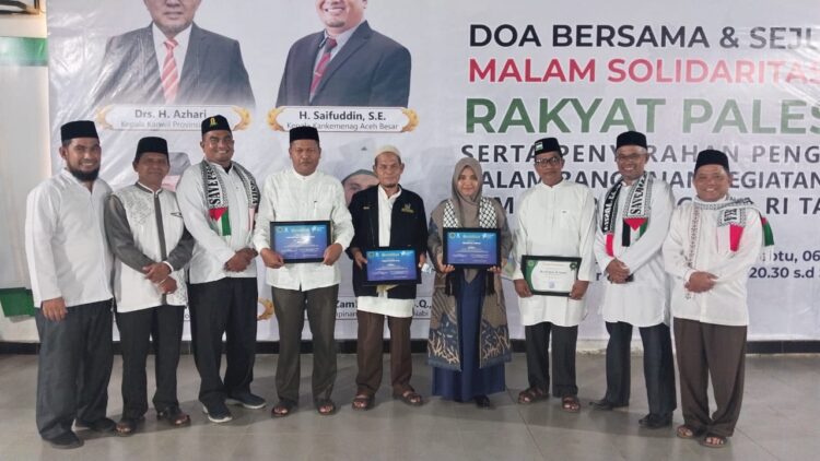 Kakankemenag Aceh Besar Saifuddin SE didampingi Kasi Bimas Islam H Akhyar menyerahkan penghargaan kepada ASN berprestasi baik Kepala KUA dan Penyuluh, Sabtu malam (7/1)