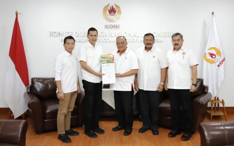 Ketua Bidang Pertandingan PB PON Wilayah Aceh M Nasir Syamaun menyerahkan master plan dan proposal pelaksanaan PON XXI tahun 2024 Wilayah Aceh kepada Ketua Umum KONI Pusat Marciano Norman, di Jakarta, Selasa (9/1/2024)