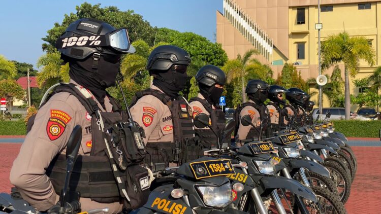 Satgas Operasi Mantap Brata (OMB) Seulawah 2023-2024 menggelar apel siaga pada masa kampanye Pemilu 2024 di lapangan Polda Aceh, Senin (22/1)