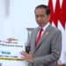 Presiden Joko Widodo menunjukkan kertas besar tentang aturan seorang presiden dan wakil presiden punya hak berkampanye sesuai UU Nomor 7 Tahun 2017 tentang Pemilu, dalam konferensi pers di Istana Bogor, Jum'at (26/1/2024)