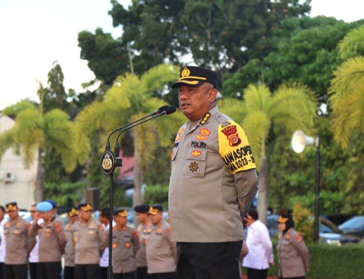 Irwasda Polda Aceh Kombes Pol Muhammad Setyobudi Dwiputro memimpin apel pagi di halaman Mapolda Aceh, Senin (29/1)