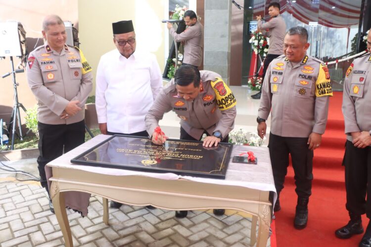 Kapolda Aceh Irjen Pol Achmad Kartiko meresmikan rumah susun Polairud di komplek Polda Aceh, Jeulingke, Kota Banda Aceh, Selasa (30/1)