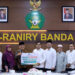 Rektor UIN Ar-Raniry Prof Mujiburrahman menyerahkan dana zakat sebesar Rp 50 juta ke Badan Baitul Mal Aceh (BMA) yang diterima Ketua Badan BMA Mohammad Haikal, Senin (29/1)