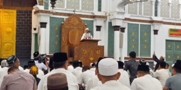 Ustaz Ir Faizal Adriansyah MSi (Widyaiswara Ahli Utama LAN Aceh) menyampaikan ceramah peringatan Israk Mikraj di Masjid Raya Baiturrahman Banda Aceh, Rabu malam (7/2/2024)