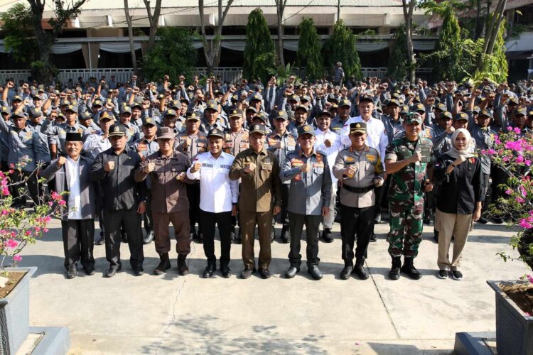 Pemko Banda Aceh menggelar apel gelar pasukan, dirangkai penyerahan personel Satlinmas kepada Polresta Banda Aceh, Kamis (8/2) di halaman balai kota