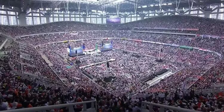 Lautan massa padati Kampanye akbar calon presiden dan wakil presiden nomor urut 1 Anies Baswedan dan Muhaimin Iskandar di Jakarta Internasional Stadium (JIS), Jakarta Utara, Sabtu (10/2).