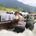 Perjuangan berat personel Polri, TNI dan penyelenggara Pemilu melewati sungai mengawal distribusi logistik Pemilu 2024 di Kecamatan Simpang Jernih, Aceh Timur, Selasa (13/2/2024)