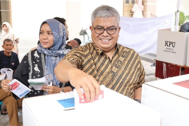 Sekda Aceh Bustami Hamzah bersama istrinya, Mellani menggunakan hak pilihnya pada Pemilihan Umum 2024 di TPS 09 Gampong Pineung, Kecamatan Syiah Kuala, Banda Aceh, Rabu (14/2/2024)