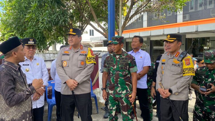 Kapolda Aceh Irjen Pol Achmad Kartiko bersama Pangdam Iskandar Muda (Mayjen TNI Novi Helmy Prasetya meninjau langsung situasi di sejumlah TPS di Banda Aceh, Rabu (14/2)
