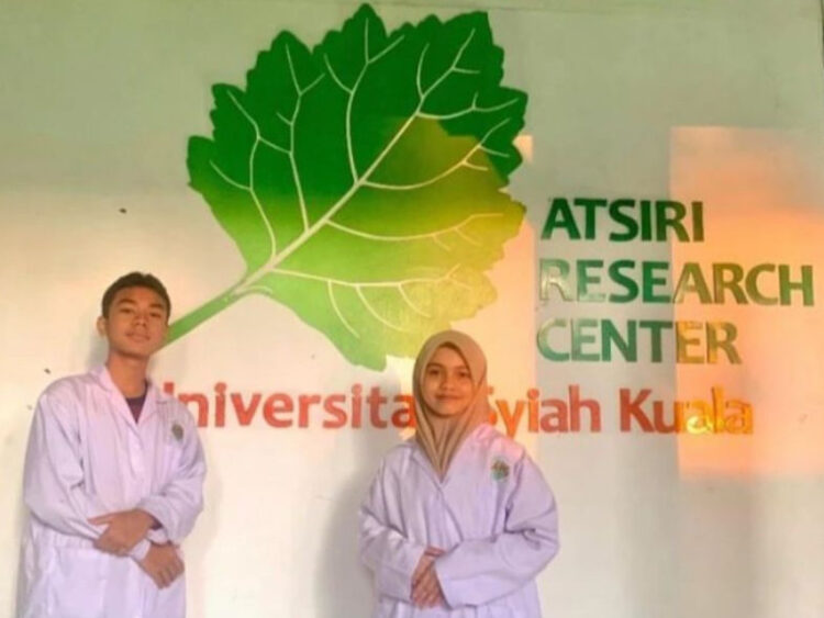 Peneliti muda Razita Naila dan Aditya yang merupakan pelajar di MTsN 1 Model Banda Aceh