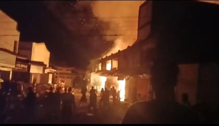 Kebakaran tujuh toko di Desa Sangso, Kecamatan Samalanga, Kabupaten Bireuen, Sabtu dini haru (17/2/2024)