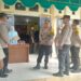 Kapolres Aceh Besar AKBP Dhani Catra Nugraha melakukan pengecekan personel pengamanan gudang logistik penyimpanan kotak suara di Kantor PPK Kecamatan Kuta Malaka, Jum'at, 16 Februari 2024