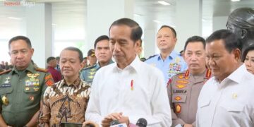 Presiden Jokowi menjawab beberapa hal usai meresmikan Rumah Sakit Pusat Pertahanan Negara (RS PPN) Panglima Besar Soedirman dan 20 Rumah Sakit TNI, di RSPPN, Jalan RC Veteran Raya, Bintaro, Jakarta Selatan, Senin (19/2)