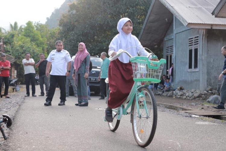 Maisarah, murid kelas IV SDN 2 Glee Bruek, Kecamatan Lhoong menerima sepeda baru dari Pj Bupati Aceh Besar Muhammad Iswanto usai mengirimkan surat untuk diberikan sepeda yang layak untuk ke sekolah