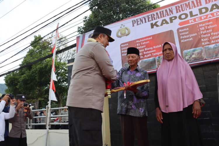 Kapolda Aceh Irjen Pol Achmad Kartiko Rabu (21/2) melakukan kunjungan ke Polres Aceh Tengah dan menyerahkan bantuan tiga rumah ke masyarakat kurang mampu