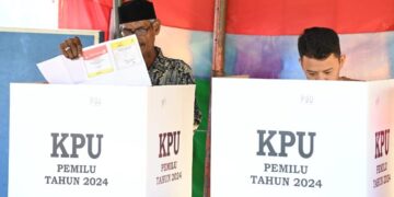 Warga mencoblos surat suara di dalam bilik suara dalam pemilihan ulang Capres-cawapres, DPR RI, DPD RI di Gampong Teubaluy, Kecamatan Darul Kamal, Sabtu (24/2)