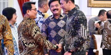 Hubungan Agus Harimurti Yudhoyono dengan Moeldoko yang sebelumnya berseteru, kini bersatu dalam pemerintahan Jokowi