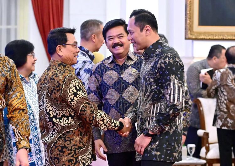 Hubungan Agus Harimurti Yudhoyono dengan Moeldoko yang sebelumnya berseteru, kini bersatu dalam pemerintahan Jokowi