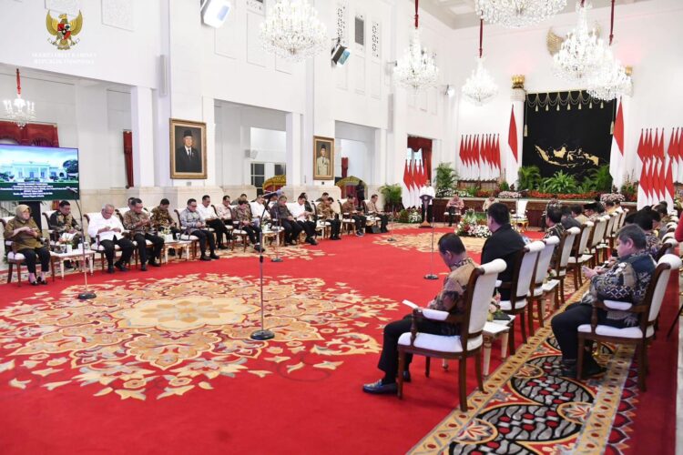 Presiden Jokowi mengumpulkan menteri kabinet Indonesia Maju di Istana Negara, Jakarta, Senin (26/2/2024). Salah satu yang dibahas program makan siang gratis yang menjadi program unggulan capres-cawapres nomor urut 02, Prabowo Subianto dan Gibran Rakabuming Raka