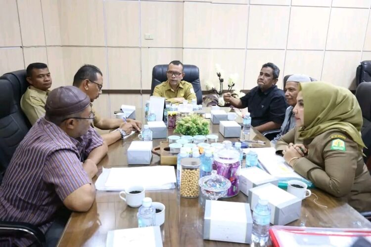 Kadis Sosial Aceh Muslem Yacob membahas pengusulan Sultan Alaidin Muhammad Daud Syah dan Tgk Chik Pante Geulima sebagai Pahlawan Nasional bersama para ahli waris Senin (26/2)
