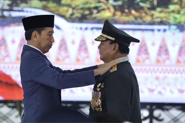 Presiden Jokowi menyematkan pangkat Jenderal TNI Kehormatan kepada Menteri Pertahanan Prabowo Subianto dalam Rapat Pimpinan (Rapim) TNI dan Polri Tahun 2024 di Mabes TNI, Cilangkap, Jakarta Timur, Rabu (28/2)
