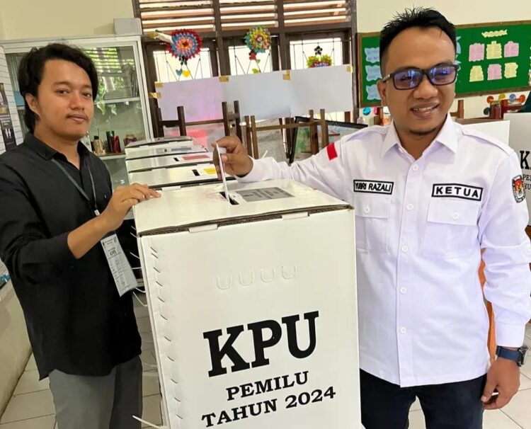 Ketua Komisi Independen Pemilihan (KIP) Banda Aceh Yusri Razali saat mencoblos