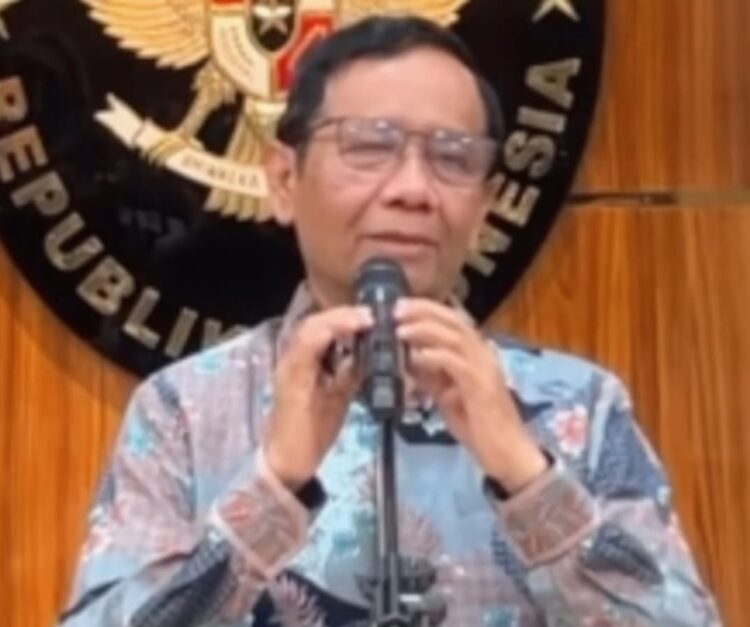 Menko Polhukam yang juga calon wakil presiden nomor urut 3 Mahfud MD menyerahkan surat pengunduran diri ke Presiden Jokowi di Istana Kepresidenan Jakarta, Kamis (1/2)